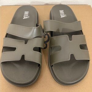 Mia Olive Green Slide Sandals Plastic / Rubber Waterproof size 9